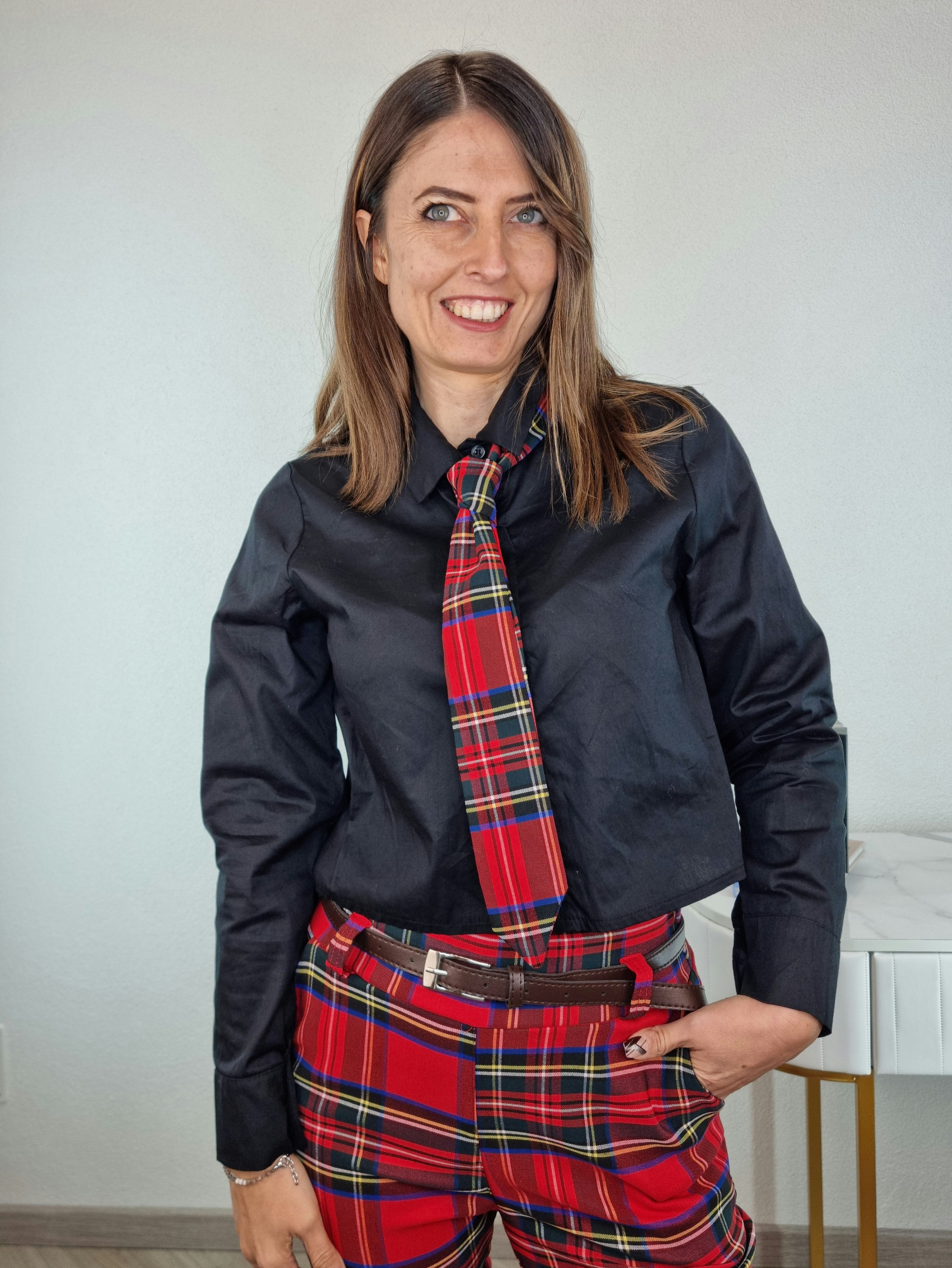 CAMICIA CON CRAVATTA NERA