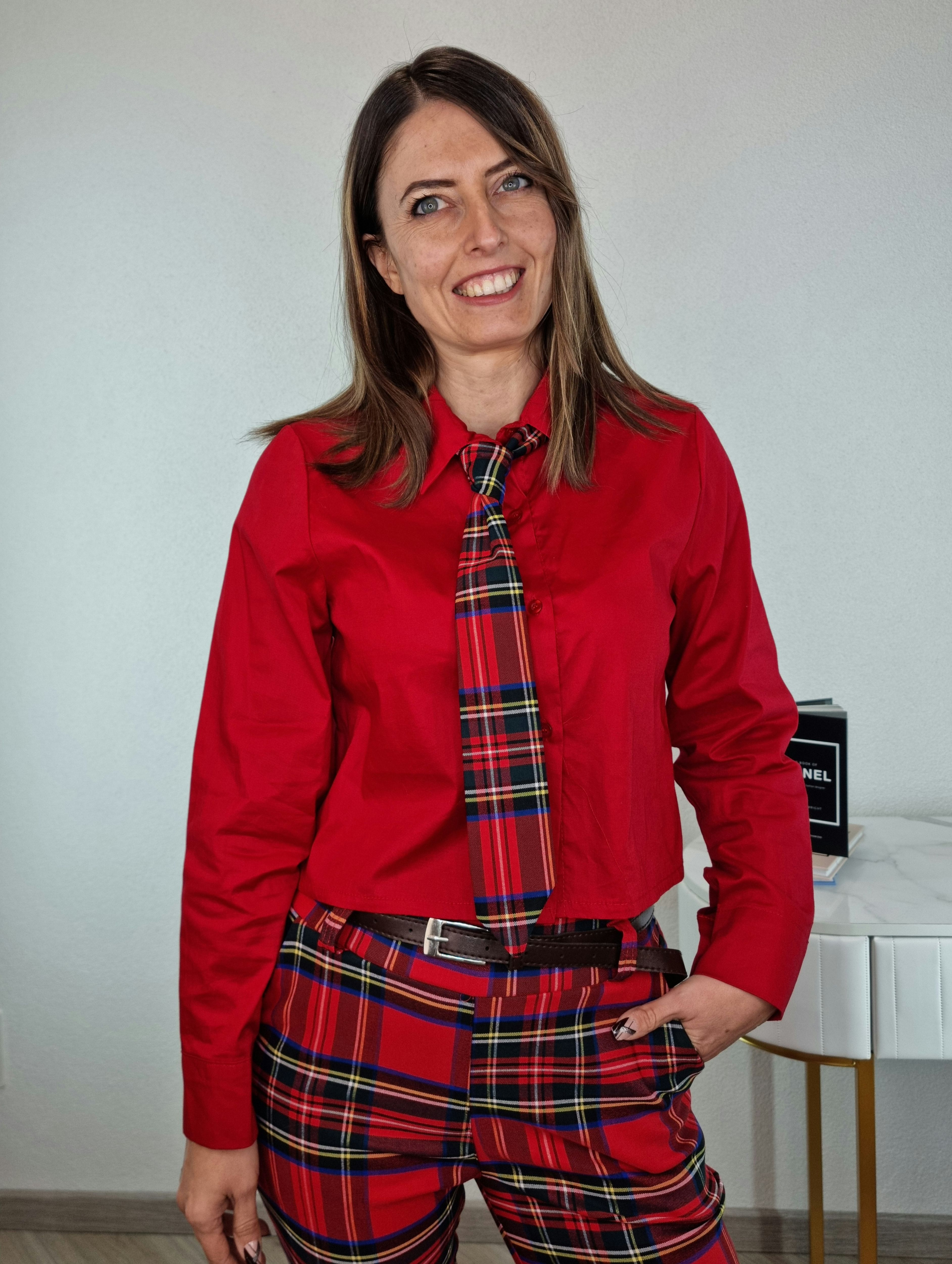 CAMICIA CON CRAVATTA ROSSA