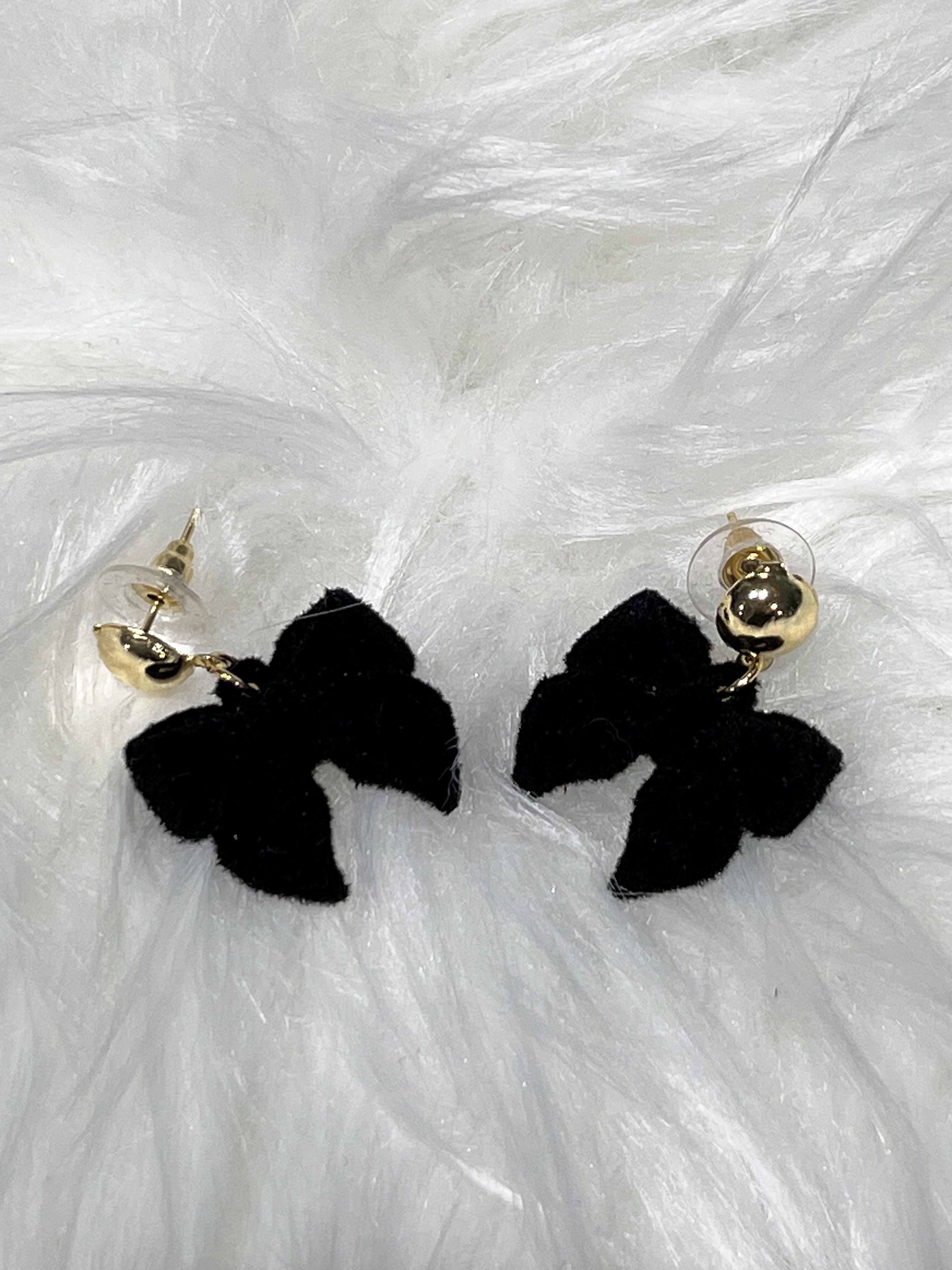 ORECCHINO FIOCCO NERO