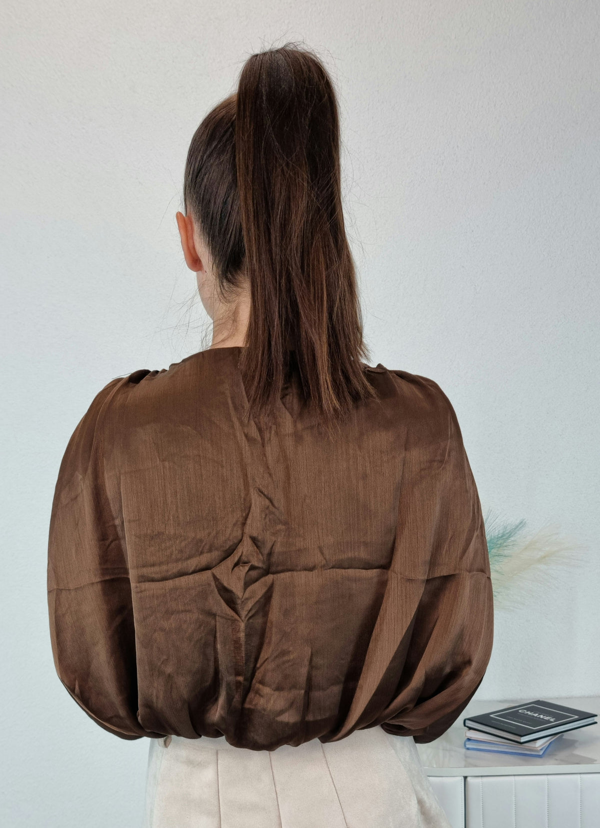BLUSA CROP SATIN MORO